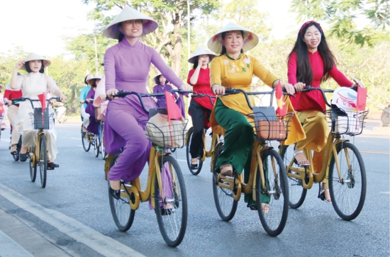 Officials and employees of agencies and businesses cycled for the environment and to promote Hue as a destination 